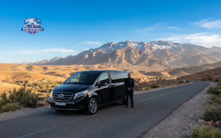 Taxi privé Marrakech Ouarzazate avec véhicule sur une route de montagne